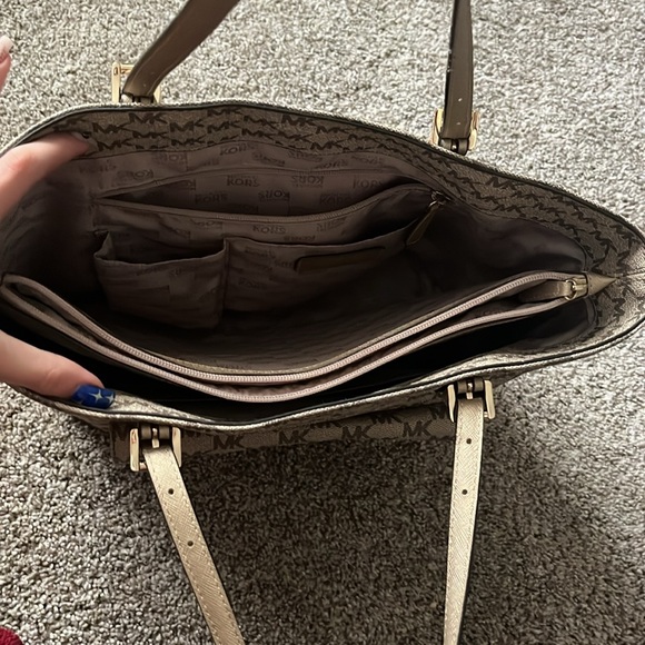 Michael Kors tan shoulder bag - Picture 2 of 2